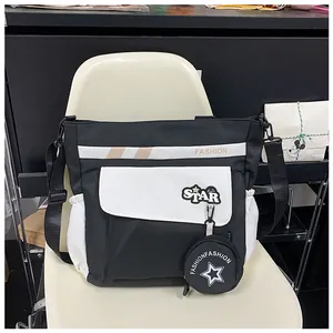 Détail du sac d'école contrasté avec badge en étoile et poche latérale pour bouteille d'eau