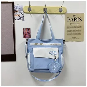 Détail du cabas imperméable bleu et blanc avec écusson STAR et petit sac rond