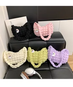 Gros plan de sacs à texture popcorn en cinq couleurs avec badges arc-en-ciel