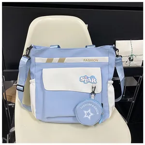 Détail du sac cabas bicolore bleu et blanc avec poches latérales et petit porte-monnaie