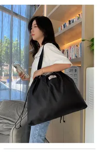 Detail einer großen schwarzen wasserdichten Nylon-Zugbeuteltasche mit Markenetikett