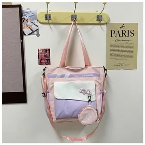Vue détaillée du cabas contrasté rose et violet avec mini porte-monnaie rond et patch STAR