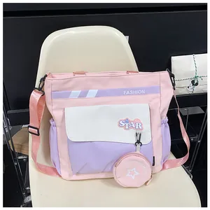Détail du sac cabas rose contrasté avec lettrage fashion et écusson étoile brodé