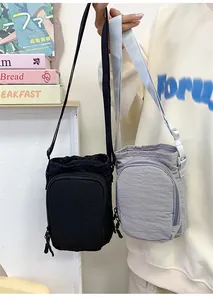 Λεπτομέρεια από νάιλον τσάντες με κλείσιμο με κορδόνι και μπροστινή τσέπη με φερμουάρ