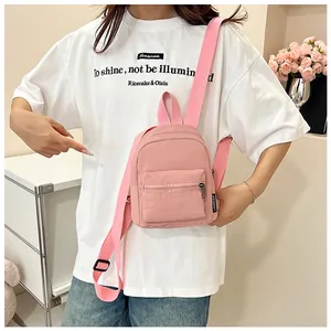 Dettaglio mini zaino in nylon rosa con tracolla regolabile ed etichetta laterale