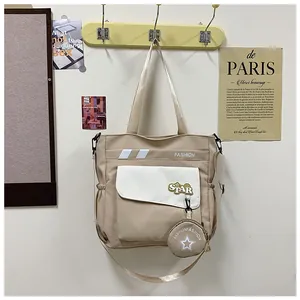 Détails du sac fourre-tout en nylon beige avec logo étoile et petit porte-monnaie assorti
