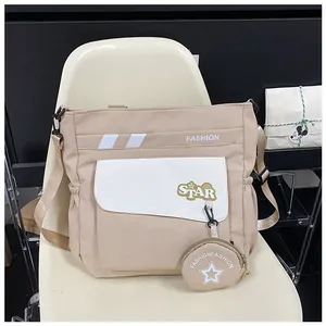 Détail du sac bandoulière beige en nylon avec broderie STAR et mini porte-monnaie
