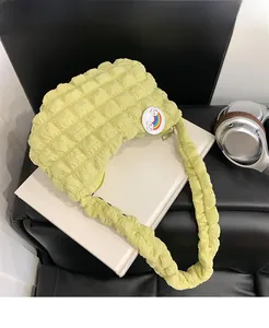 Détail du sac nuage jaune avec texture popcorn et joli badge arc-en-ciel