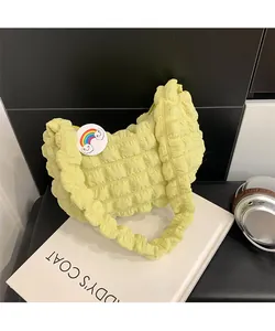 Détail du sac nuage jaune plissé avec texture 3D et badge arc-en-ciel mignon