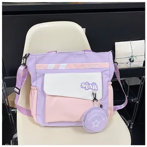 Détail du sac cabas étudiant violet avec poche latérale et petit porte-monnaie rond
