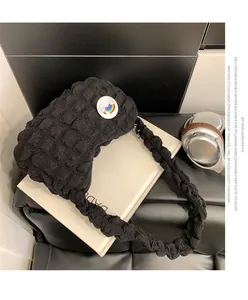 Détail du sac nuage noir plissé avec badge arc-en-ciel et poignée froncée souple
