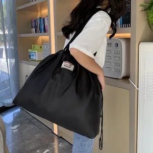 Großer schwarzer Kordelzug-Shopper für Damen, wasserdichte Nylon-Umhängetasche für Alltag