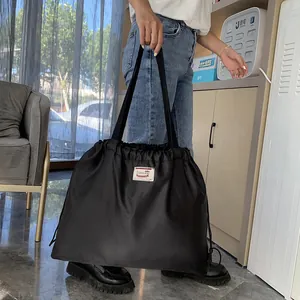 Große schwarze Nylon-Einkaufstasche mit Kordelzug und zwei Schultergurten für die Freizeit