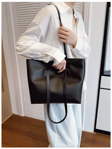 Detalle del bolso tote de cuero granulado negro con texto New York para uso diario