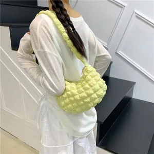 Sac à bandoulière jaune clair plissé au design nuage avec texture à bulles pour femmes