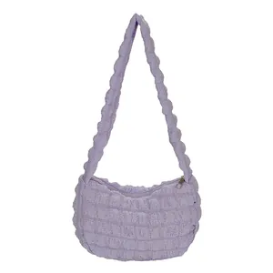 Sac à bandoulière minimaliste lilas plissé en tissu texturé avec fermeture éclair