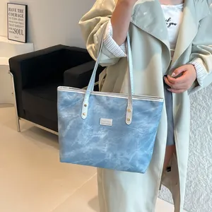 Borsa tote minimalista azzurra con trama marmorea e manici argentati da donna pendolare