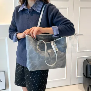 Borsa tote grigia con stampa marmorizzata e manici in pelle bianca per uso quotidiano