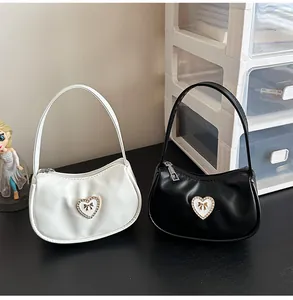 Detailansicht der Mini-Halbmondtaschen mit herzförmigen Schleifen und Strassbesatz