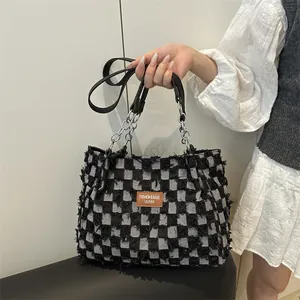 Sac cabas en denim à damier tendance avec bords effilochés et bandoulière chaîne