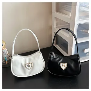 Vergleich von schwarzen und weißen Mini-Hobo-Taschen mit Strassherz und goldener Schleife