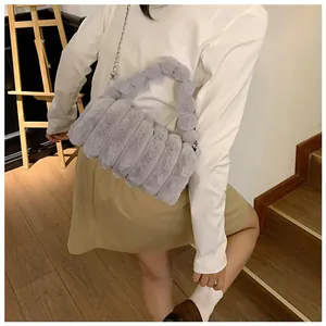 Détail du sac oreiller en fausse fourrure grise avec texture plissée et anse