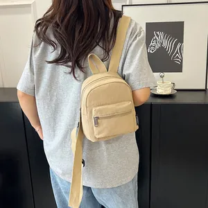 Mini zaino impermeabile in nylon kaki con grande capacità per viaggi e tempo libero