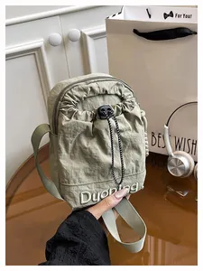 Détail du sac bandoulière en nylon olive avec poche à cordon et broderie Duoning