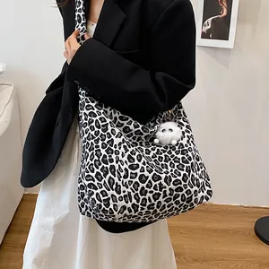 Grand sac cabas en toile imprimé léopard avec large bandoulière et charm peluche