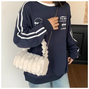 Détail du sac oreiller en fausse fourrure blanche avec texture et chaîne en argent