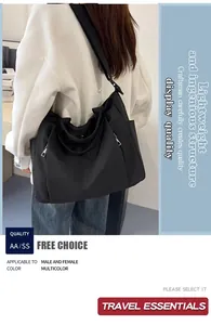Détail d'un grand sac cabas noir avec bandoulière large pour le voyage et le travail