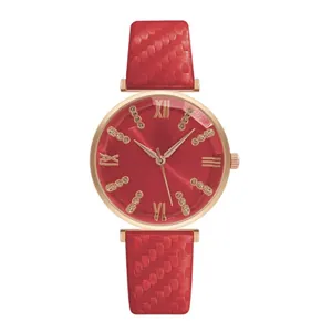 Dettaglio orologio al quarzo rosso con cinturino in pelle e quadrante con strass