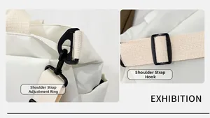 Détail de la bandoulière réglable et du crochet noir sur le sac fourre-tout en toile blanc