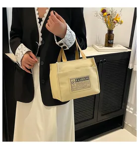 Gros plan sur l'étiquette rétro de la poche avant d'un sac cabas en toile jaune