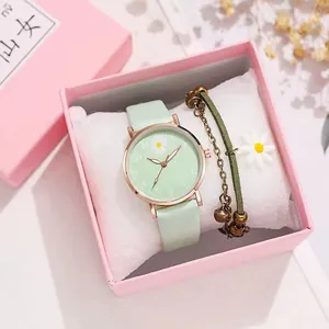 Reloj de cuero verde menta con esfera de margarita y pulsera en caja de regalo rosa
