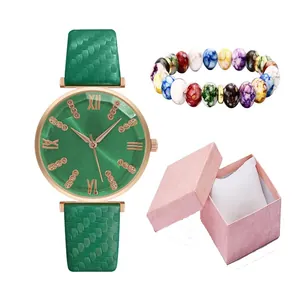 Dettaglio dell'orologio al quarzo verde con numeri romani e bracciale di perline colorate
