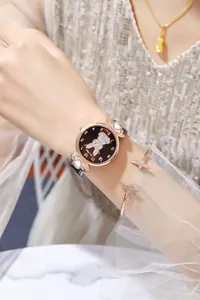 Dettaglio di un orologio al quarzo oro rosa con motivo a coniglio e cinturino nero