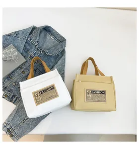 Vue détaillée du sac en toile vintage avec poche avant et étiquette de mode rétro