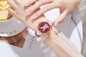 Orologio da donna oro rosa con cinturino in pelle rossa, quadrante con coniglio e bracciale