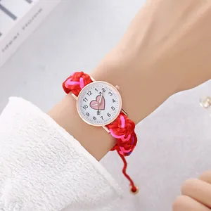 Kreative handgewebte Armbanduhr mit rosa Herz-Zifferblatt und roségoldenem Metallgehäuse