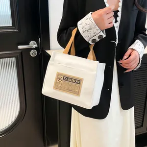 Sac fourre-tout en toile blanche minimaliste avec anses marron et écusson tendance