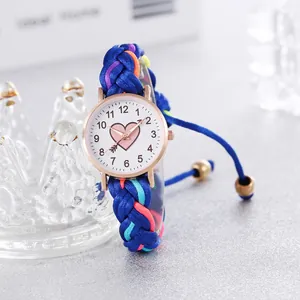 Detail des bunt geflochtenen Nylonarmbands und des Zifferblatts mit Herzmuster