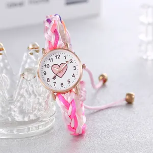 Quarzuhr mit gewebtem Armband in Pink und Lila sowie roségoldenem Gehäuse und Herz