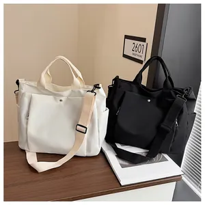 Détails du grand sac cabas en toile avec bandoulières en beige et noir pour femmes