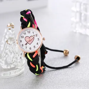 Bunte gewebte Quarz-Armbanduhr mit rosa Herz-Zifferblatt auf Kronen-Displayständer