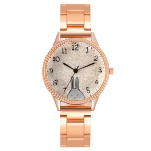 Macro du cadran de montre or rose avec motif lapin et détails de lunette en cristaux