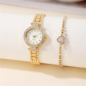Elegante reloj dorado con bisel de diamantes y pulsera de cristal de corazón a juego