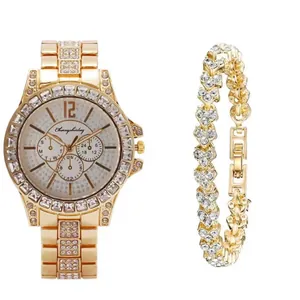 Detalle del reloj de cuarzo dorado para mujer y la pulsera de corazón con diamantes brillantes