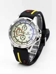 Detail einer Multifunktions-Sportuhr für Herren mit Silikonarmband und Silbergehäuse