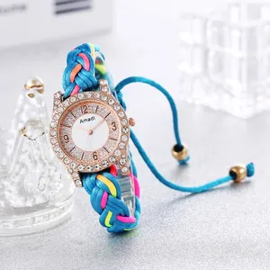 Farbenfrohe handgeflochtene Damenarmbanduhr mit Strass-Lünette und rundem Zifferblatt